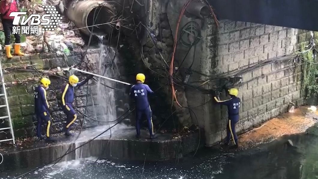 消防局搜救大隊沿著排水溝尋找頭顱與犯案凶器等。（圖／中央社）