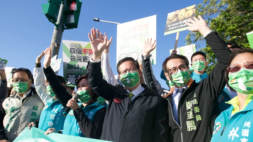 民進黨今啟動「10+1天的衝刺行動計畫」,由7位黨籍執政縣市長與縣市黨部主委領軍,在全國各縣市的重要路口向民眾宣講。(圖/民進黨提供)