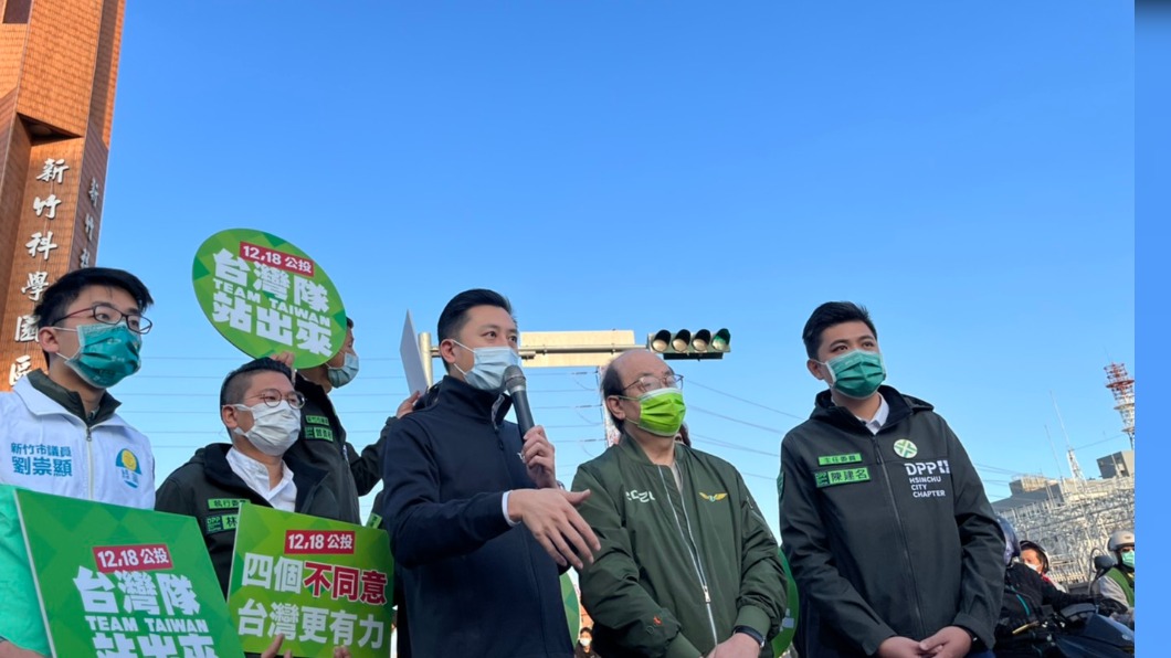 民進黨今啟動「10+1天的衝刺行動計畫」,由7位黨籍執政縣市長與縣市黨部主委領軍,在全國各縣市的重要路口向民眾宣講。(圖/民進黨提供)