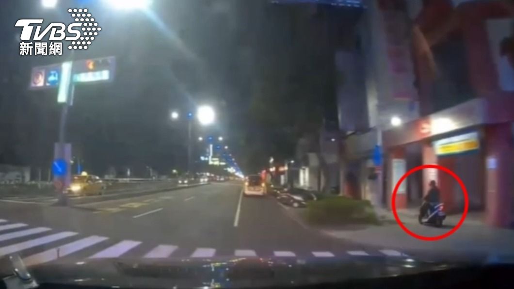 闖紅燈拒檢!新崛江人行道狂飆 騎士遭逮又被搜出持毒