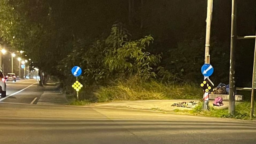 毛毛的!暗夜驚見路旁「鞋包整齊排列」 內行曝溫馨實情