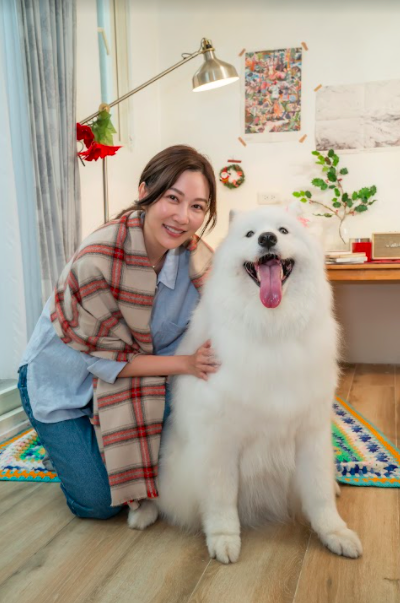 曾莞婷在拍攝現場與狗醫生耶魯開心合照。(圖/TVBS)
