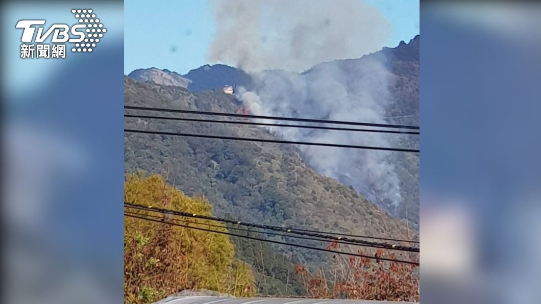 合歡山(9)日發生火燒山意外,一路延燒至台14甲線並波及道路。(圖/消防提供)