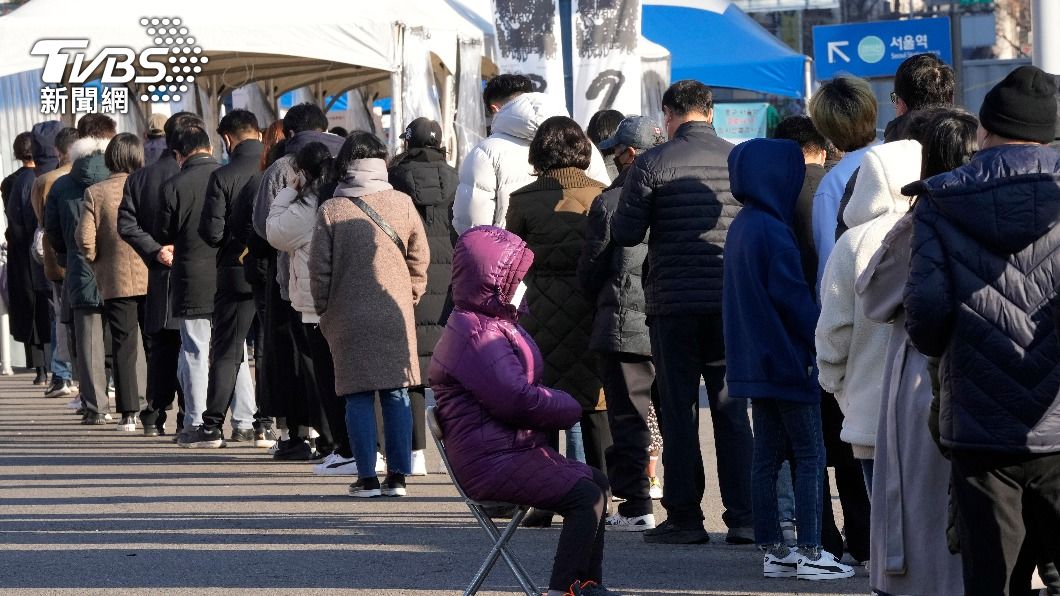民眾排隊等待接受核酸檢測。(圖/達志影像美聯社)