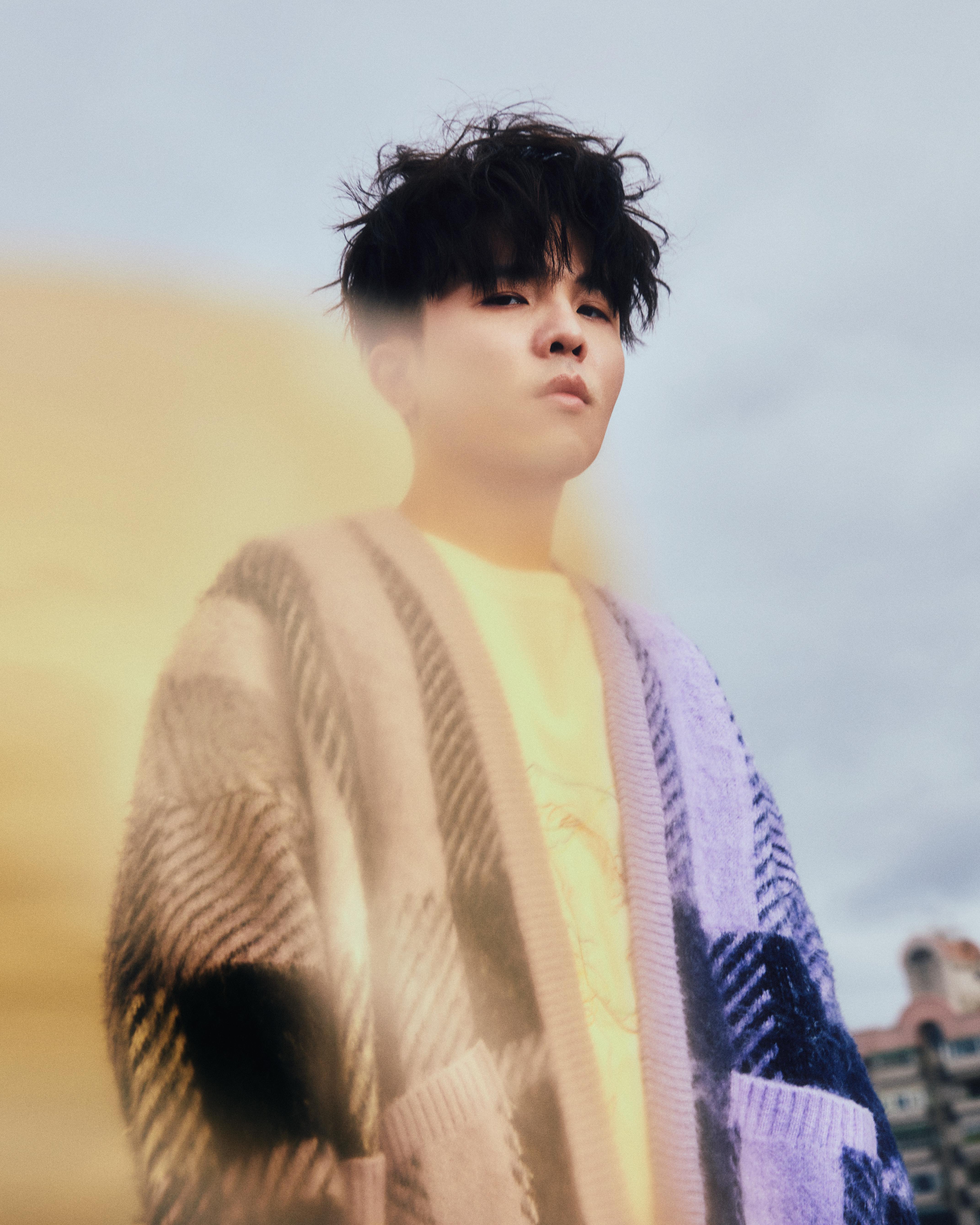 小宇專輯命名為《無視 Be Nothing》,以「記憶」為核心概念。(圖/華納提供)