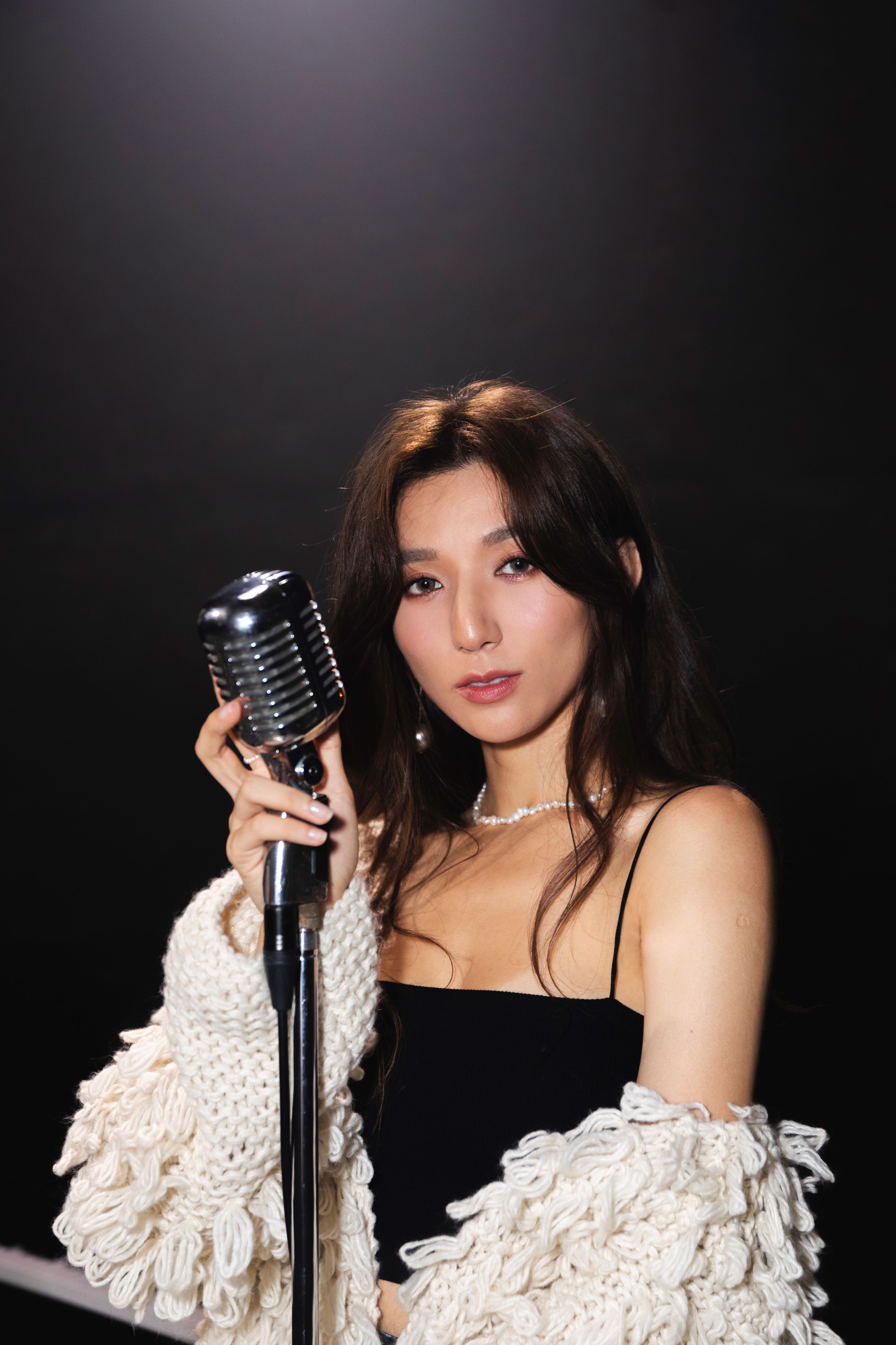 HAEZEE黃瑋昕微露香肩小露性感。（圖／新禧未來音樂提供）