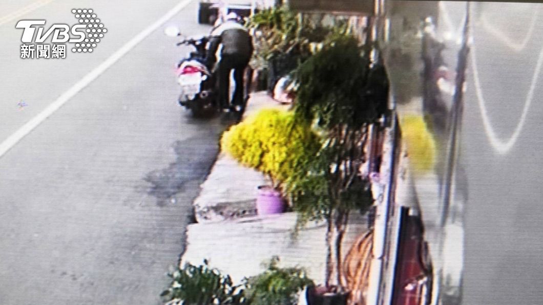 陳嫌騎車偷走民眾擺在屋外的黑膽石。（圖／警方提供）