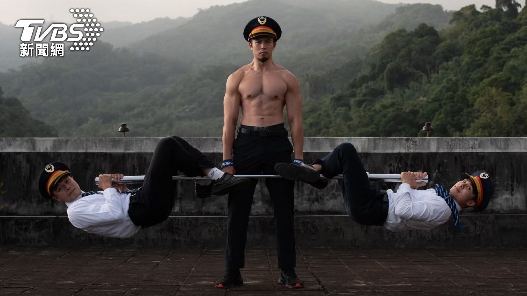 台鐵員工自發性拍猛男桌曆。(圖/讀者提供)