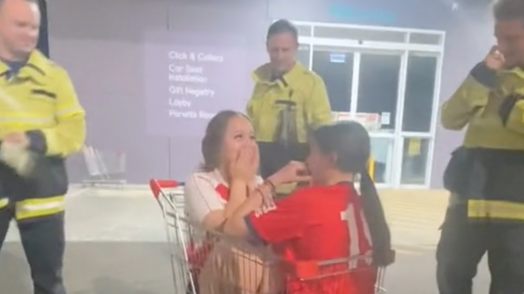 出動多名人力也無法將兩人拉出。（圖／翻攝自TikTok@dani.harmer）