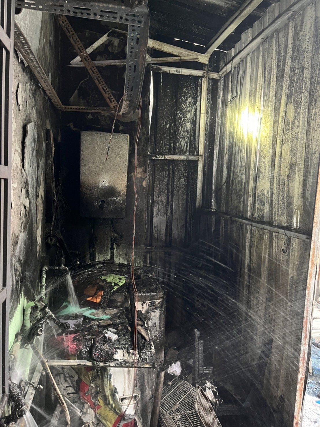 高雄前鎮區崑明街一處民宅,今(9)日下午4時許發生火警。(圖/消防提供)