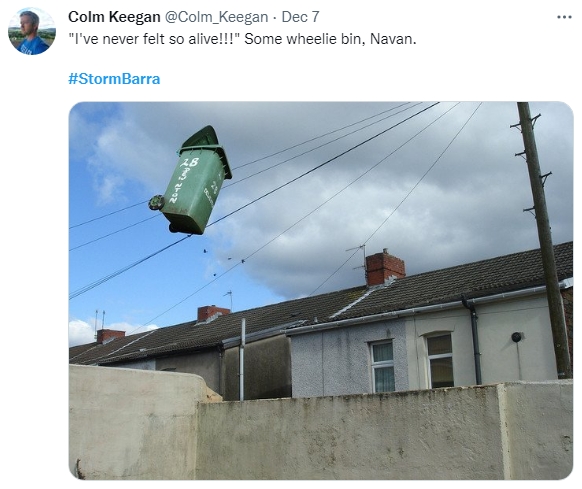 風暴巴拉捲起垃圾桶。（圖／翻攝自@Colm_Keegan推特）