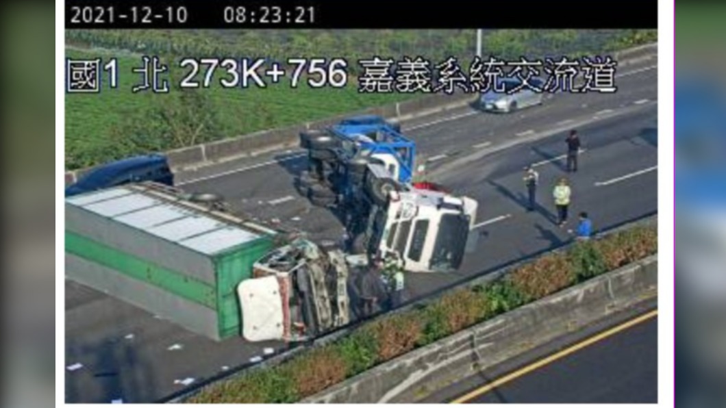 國一嘉義系統交流道2大車翻覆 主線遭佔後方回堵