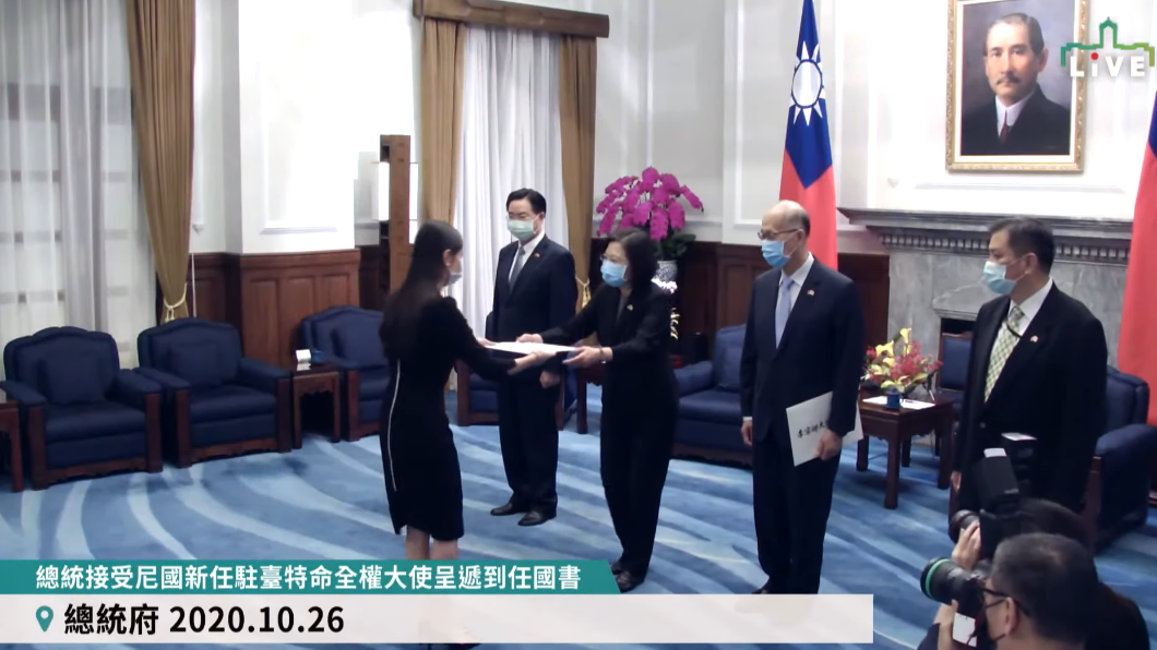 李蜜娜親遞程到任國書給蔡英文。 （圖／翻攝自presidentialoffice YouTube）