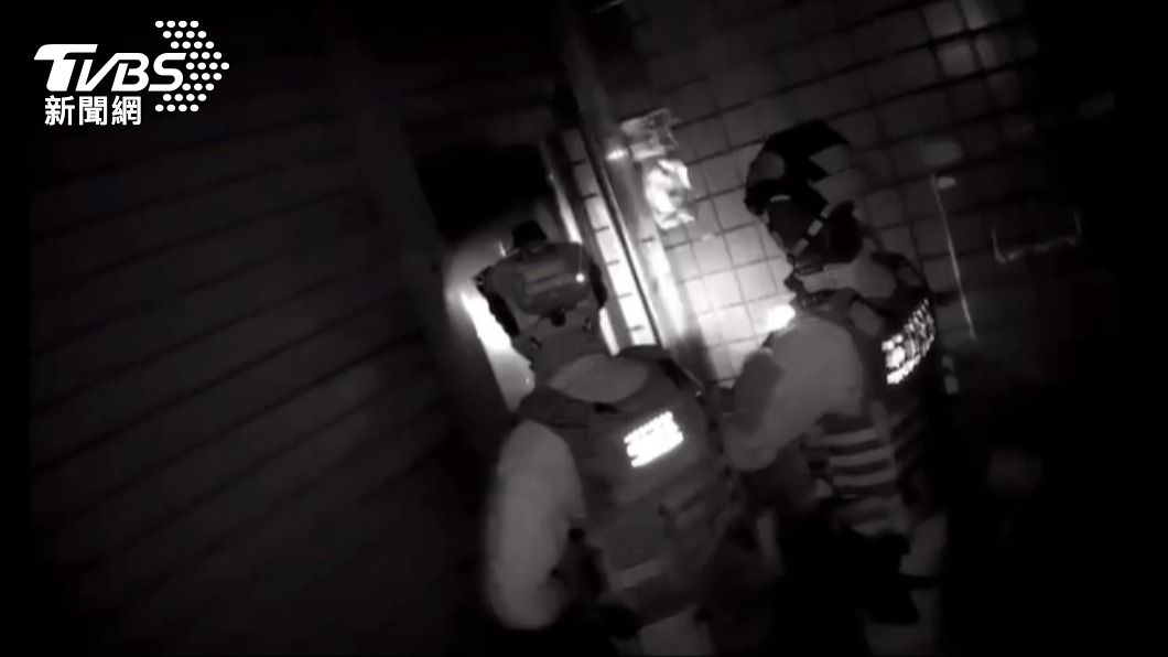 警方荷槍實彈攻堅。(圖/TVBS)