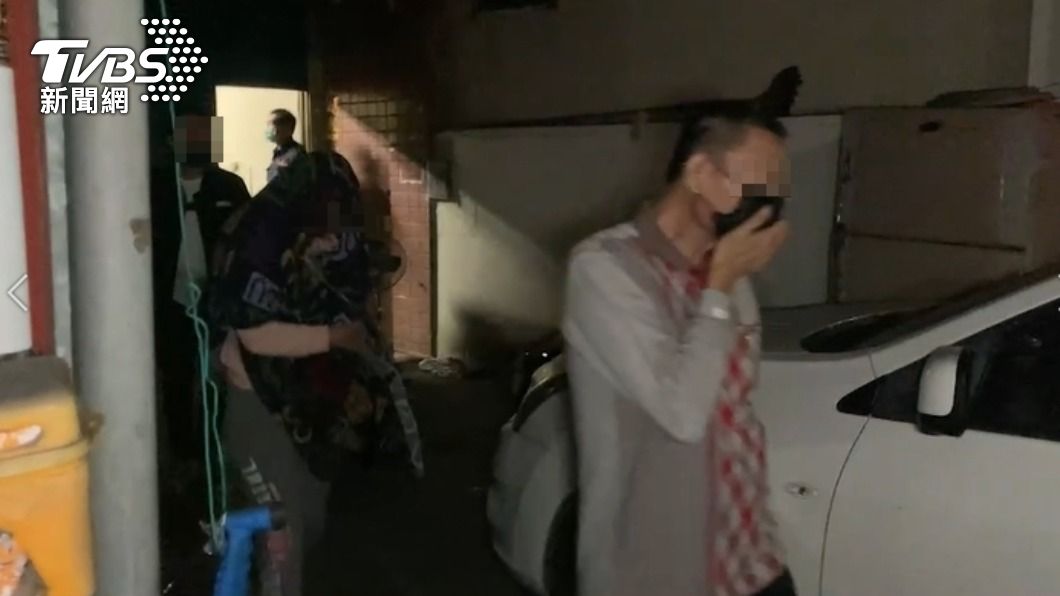比特犬只能目送主人上警車。(圖/TVBS)