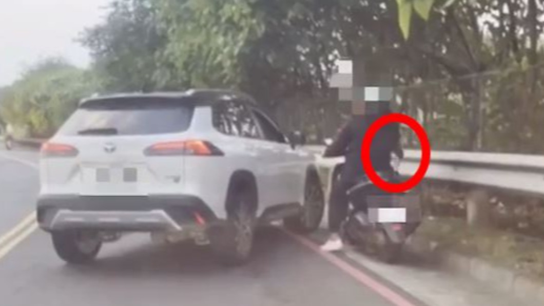 切換車道不打燈騎士怒咆哮..下一秒慘了！遭攔車揮刀恐嚇
