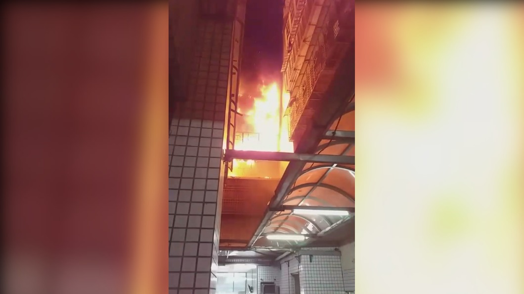 土城住宅大樓起火!3樓狂竄火煙 警消破門救出1昏迷女
