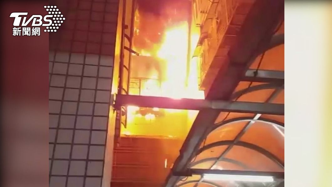 火警發生時現場一度傳出爆炸聲。（圖／TVBS）