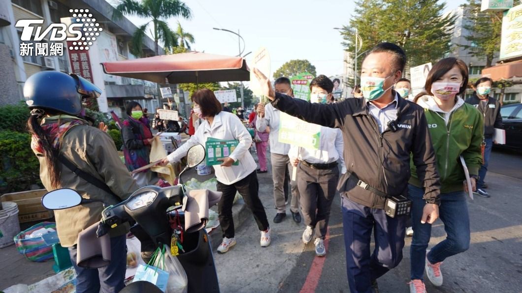 翁章梁走入菜市場公投宣講。(圖/中央社)
