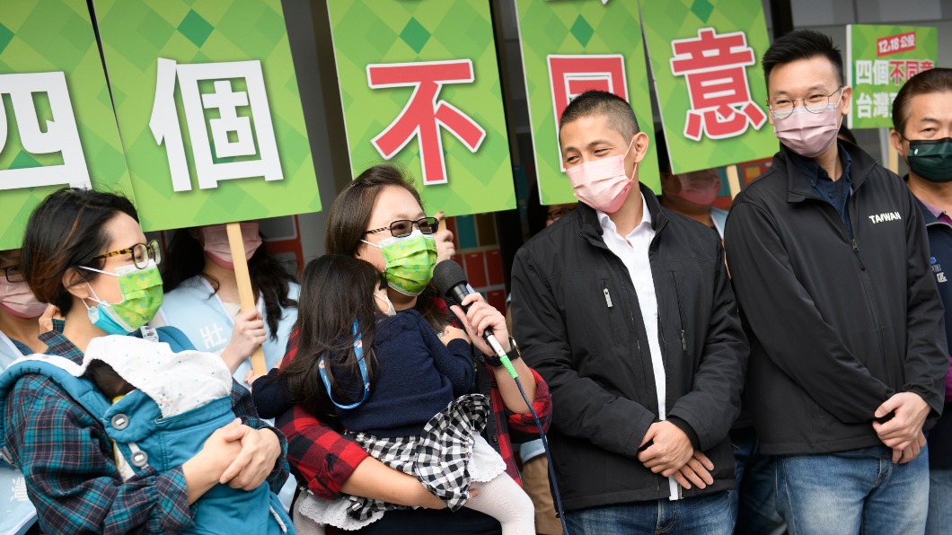 公投倒數衝刺 林飛帆、吳怡農雙帥合體掃菜市場宣講
