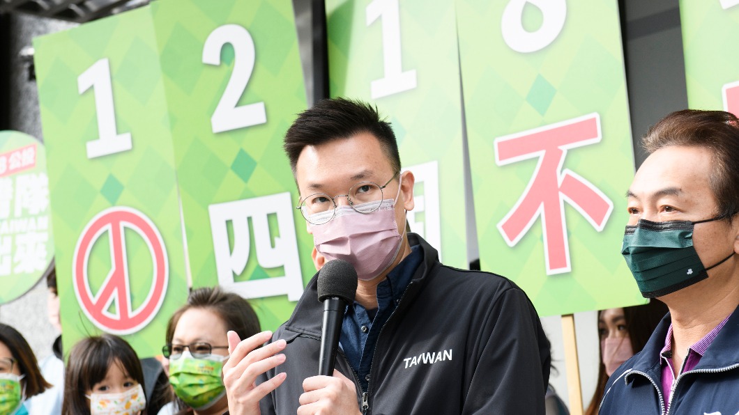 民進黨副秘書長林飛帆前進菜市場掃街。(圖/民進黨提供)