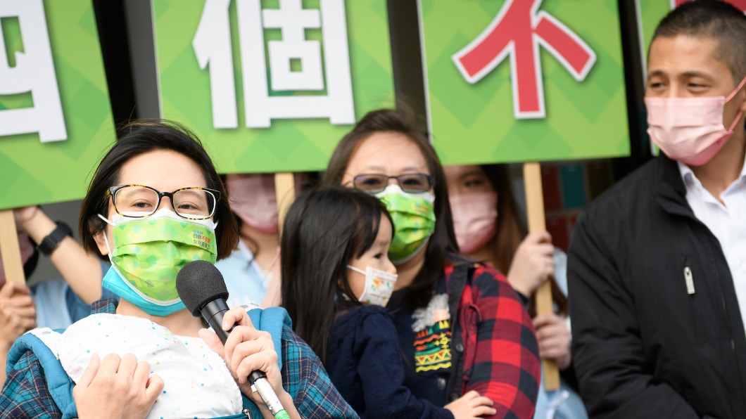 民進黨台北市黨部主委吳怡農前進菜市場掃街。(圖/民進黨提供)