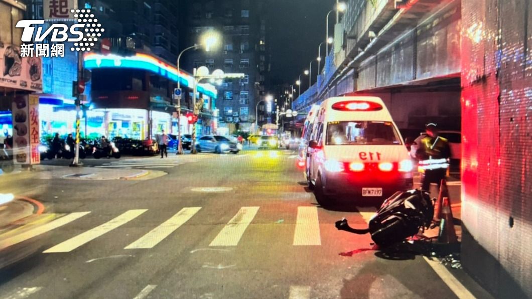 男騎士撞車台北橋迴轉道橋墩。(圖/TVBS)