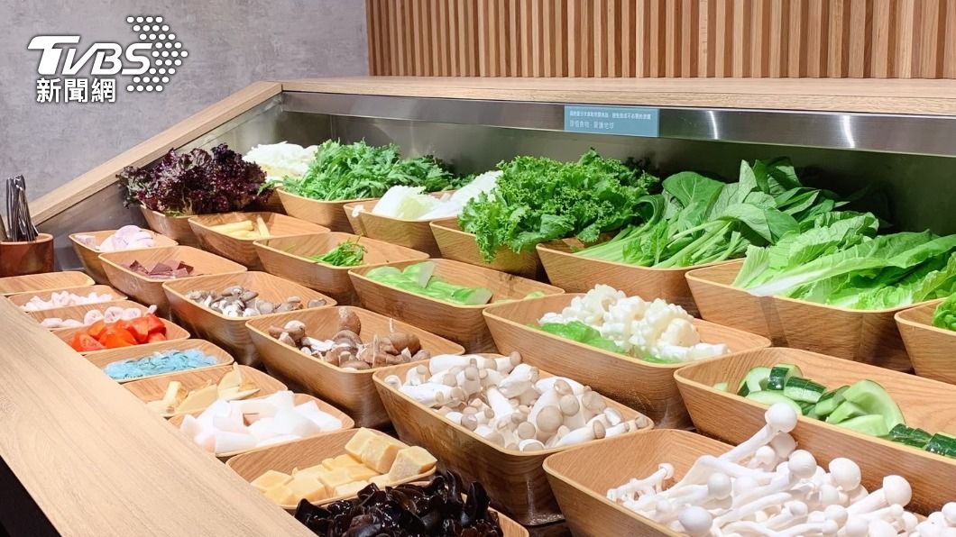 西門町店將原有的套餐式菜盤更換為自助式吧台吃到飽。(圖/築間集團提供)