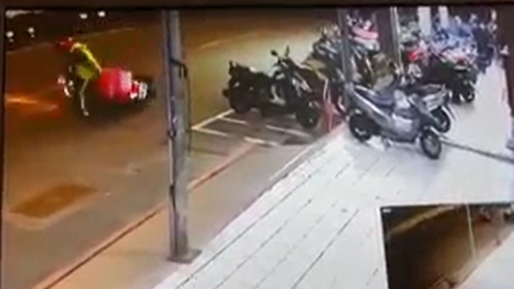 才扶起又倒了!外送員陷扶車迴圈 網友笑稱:演卓別林默劇?