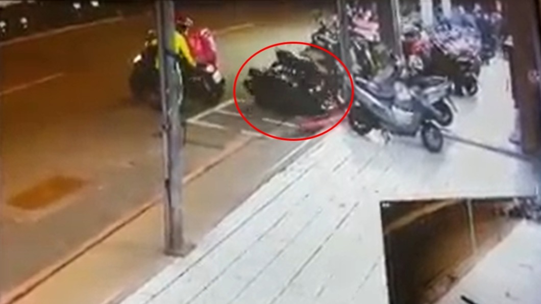 外送員又撞倒路人機車。(圖/翻攝自爆料公社)