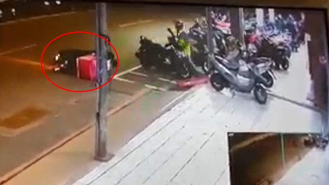 外送員再度撞倒自己的機車。(圖/翻攝自爆料公社)