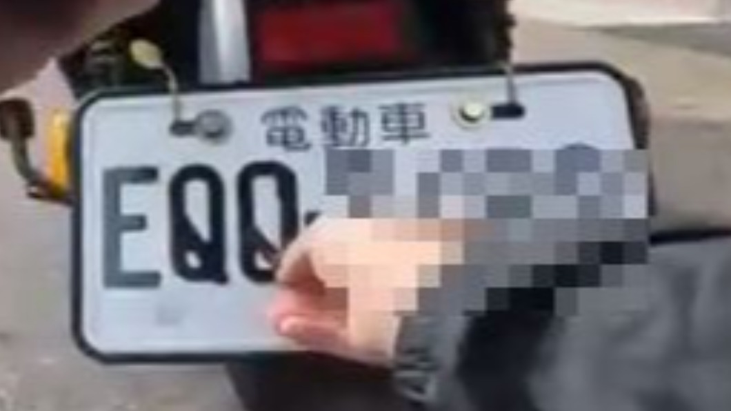 變造車牌英文字母。(圖/當事民眾提供)