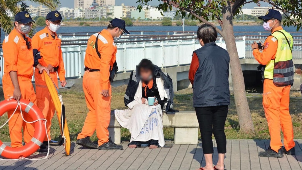 海巡人員為張男遞上毛巾、熱水。(圖/翻攝自海巡署南部分署臉書)