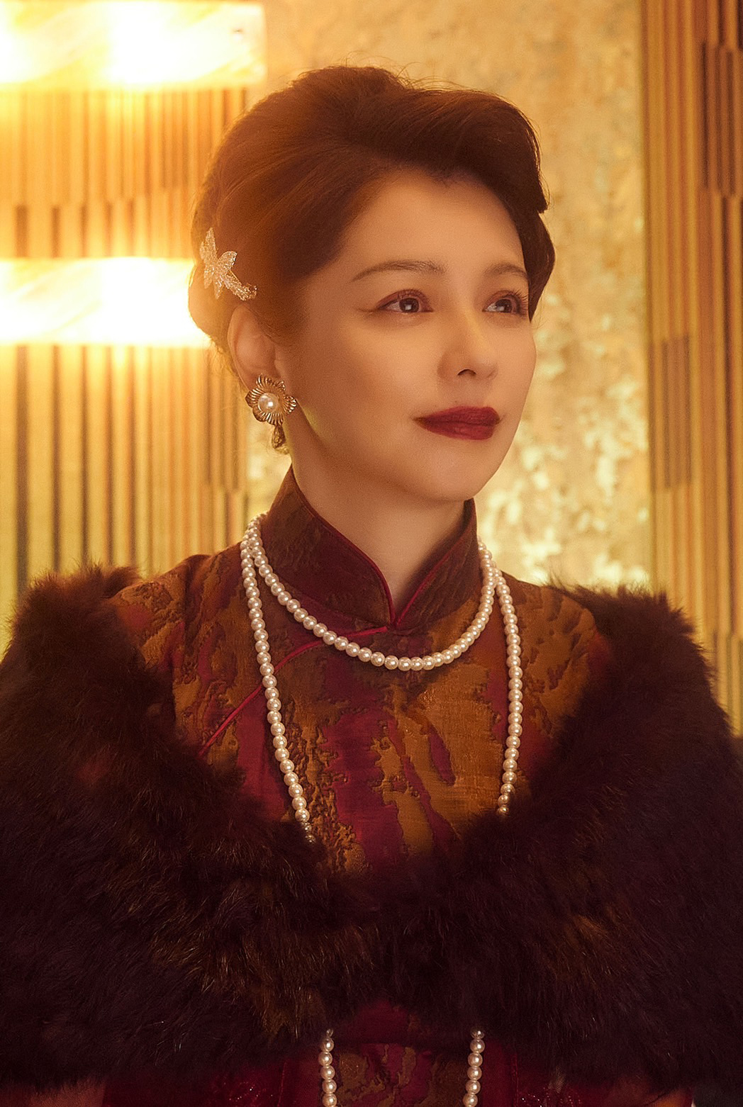 《華燈初上》徐若瑄客串「光」日式酒店前任老闆「瓊芳媽媽桑」 。(圖/Netflix、百聿數碼提供)