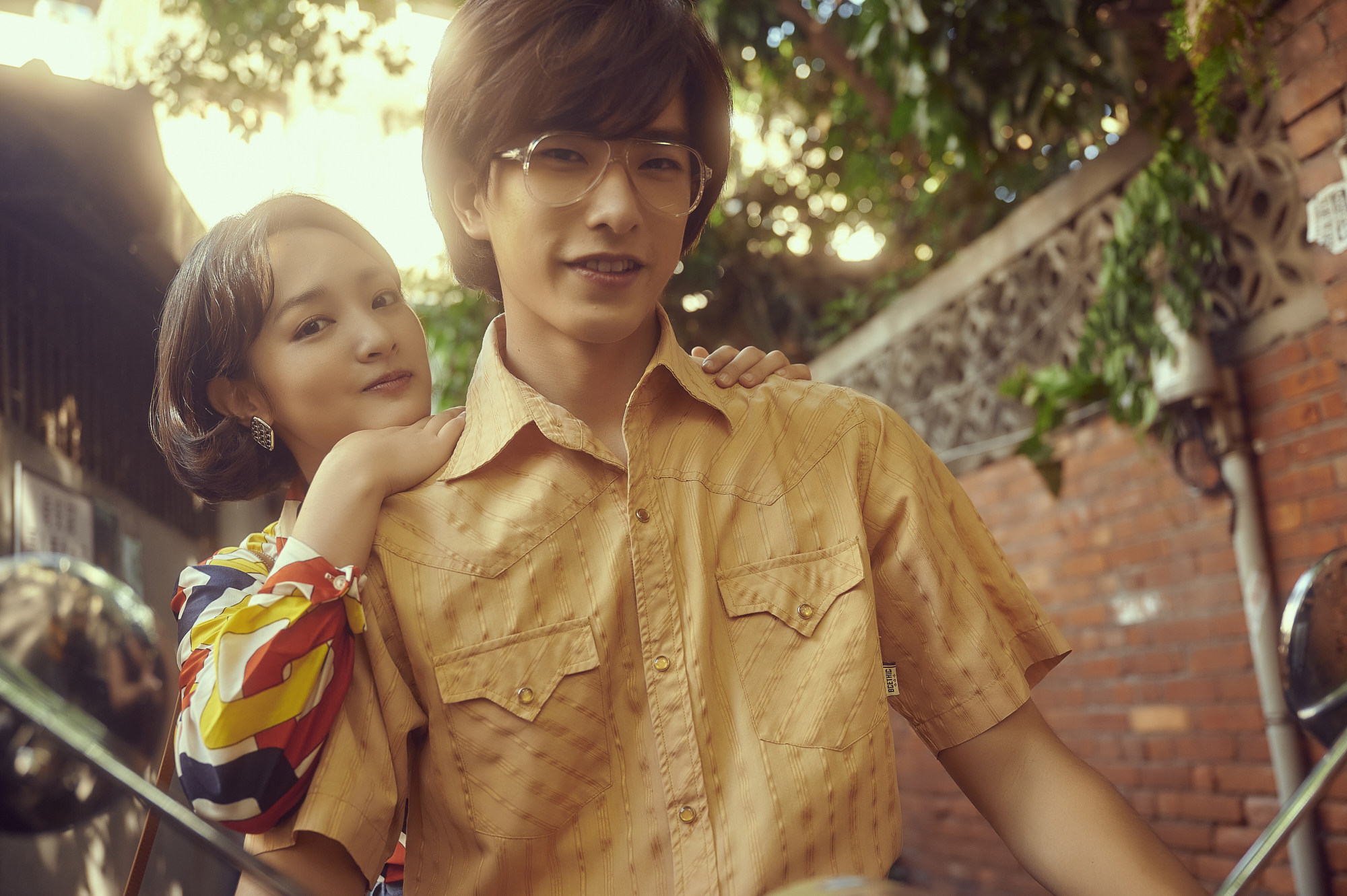王淨(左)、曾敬驊客串林心如、鄭元暢角色的年輕時期。(圖/Netflix、百聿數碼提供)