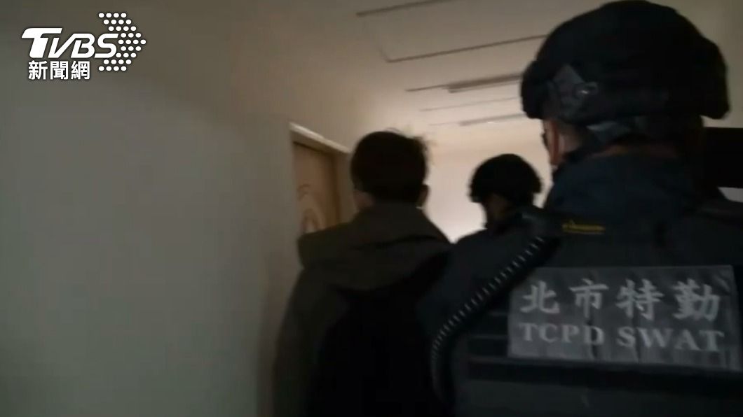 特勤警荷槍實彈攻堅。(圖/TVBS)