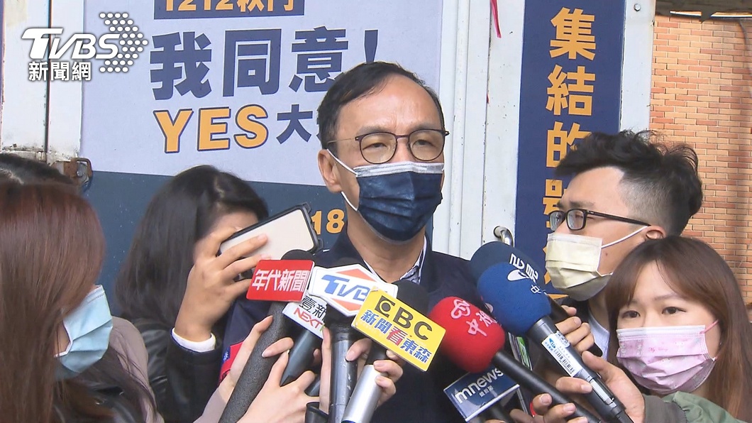 國民黨黨主席朱立倫近期宣傳公投立場。(圖/TVBS)