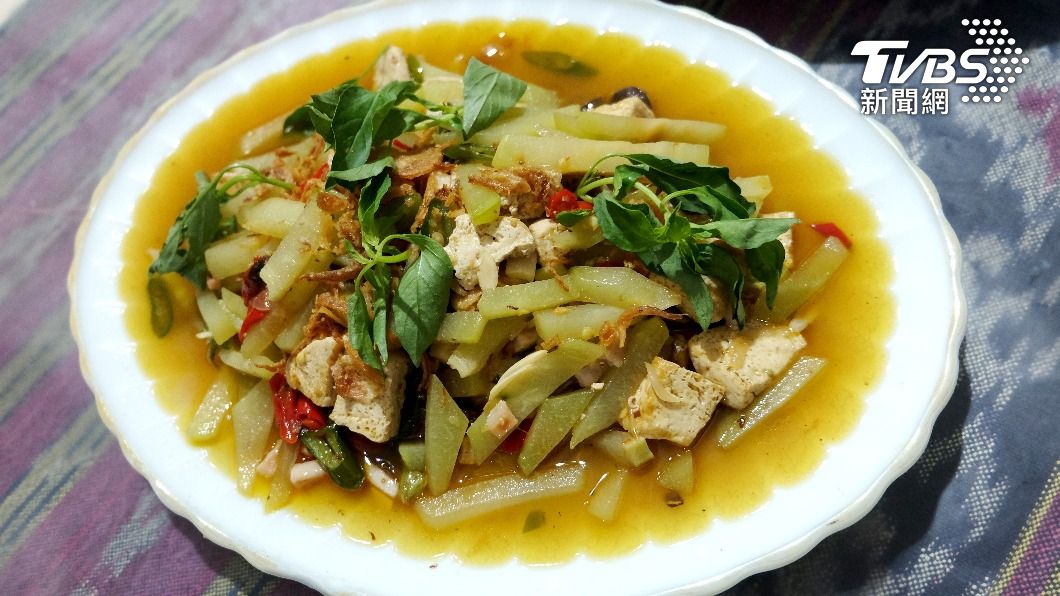 佛手瓜加醬油等調味料熱炒,就可以是一道料理。(圖/shutterstock達志影像)