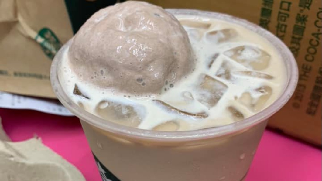 星巴克隱藏版耶誕飲品? 她嘗鮮「貢丸視覺那堤」超無言