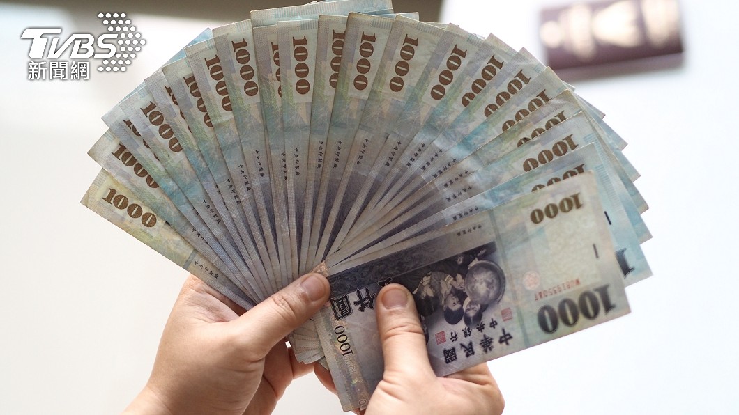僅剩30%企業用全薪來核算年終獎金。(示意圖/Shutterstock達志影像)