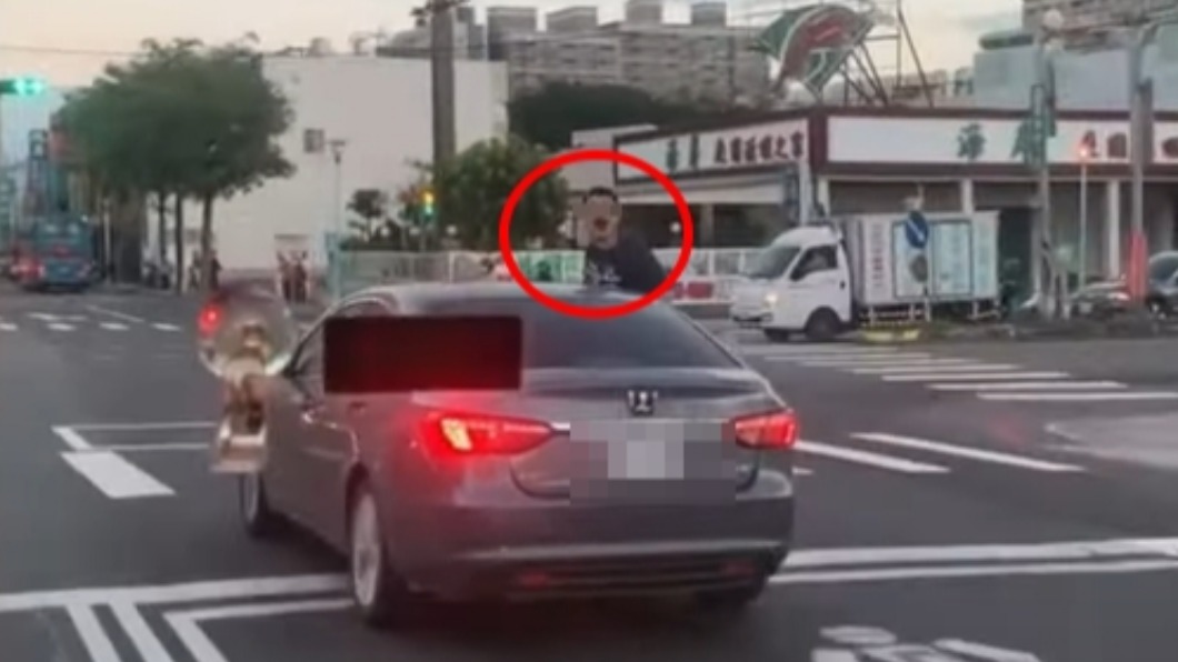 被喇叭按到牙起來!他掛在車窗外狂罵 控遊覽車硬切