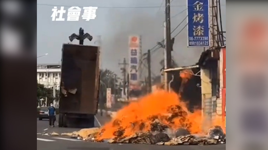 火勢險波及一旁工廠。（圖／翻攝自記者爆料網）