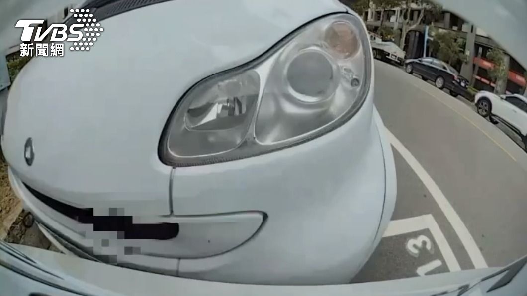 白色轎車撞上特斯拉。（圖／TVBS）