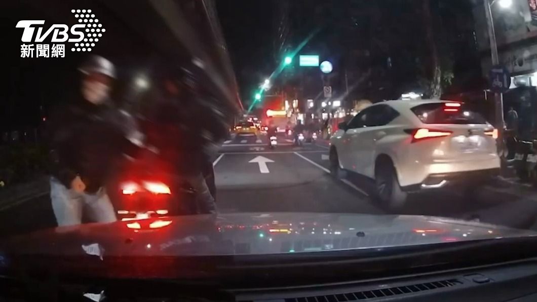 碰到擋泥板竟一巴掌拍碎車窗 金鐘得主遭玻璃劃傷濺血