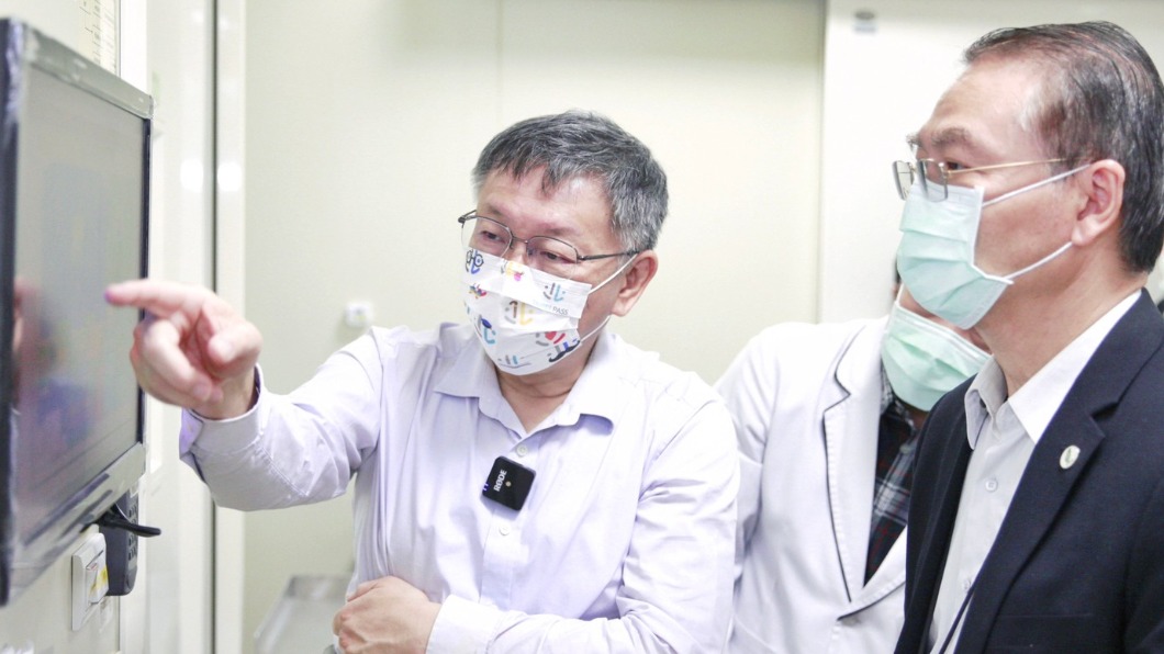 台北市長柯文哲今(11日)上午前往北市聯醫昆明實驗室視察。(圖/北市府提供)