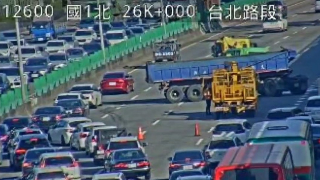 聯結車自撞護欄!打橫卡路中央 國一南北向車流「紫爆」