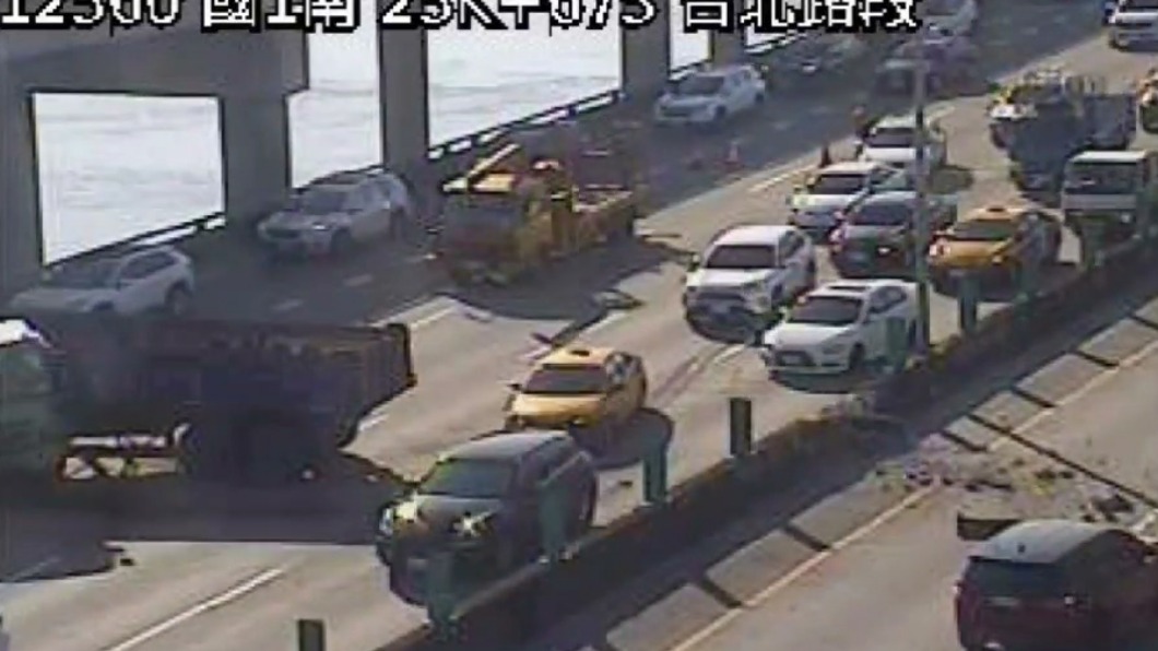 聯結車自撞護欄(圖/即時路況)
