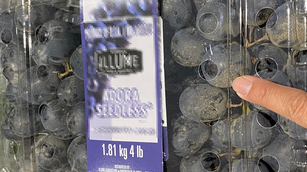 葡萄上覆蓋一層厚厚的白色果粉。（圖／翻攝自臉書《好市多商品經驗老實說》）