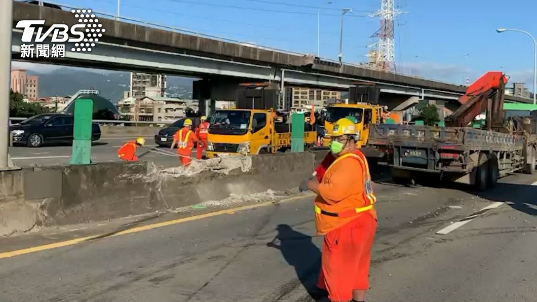 護欄被聯結車撞破。(圖/TVBS)