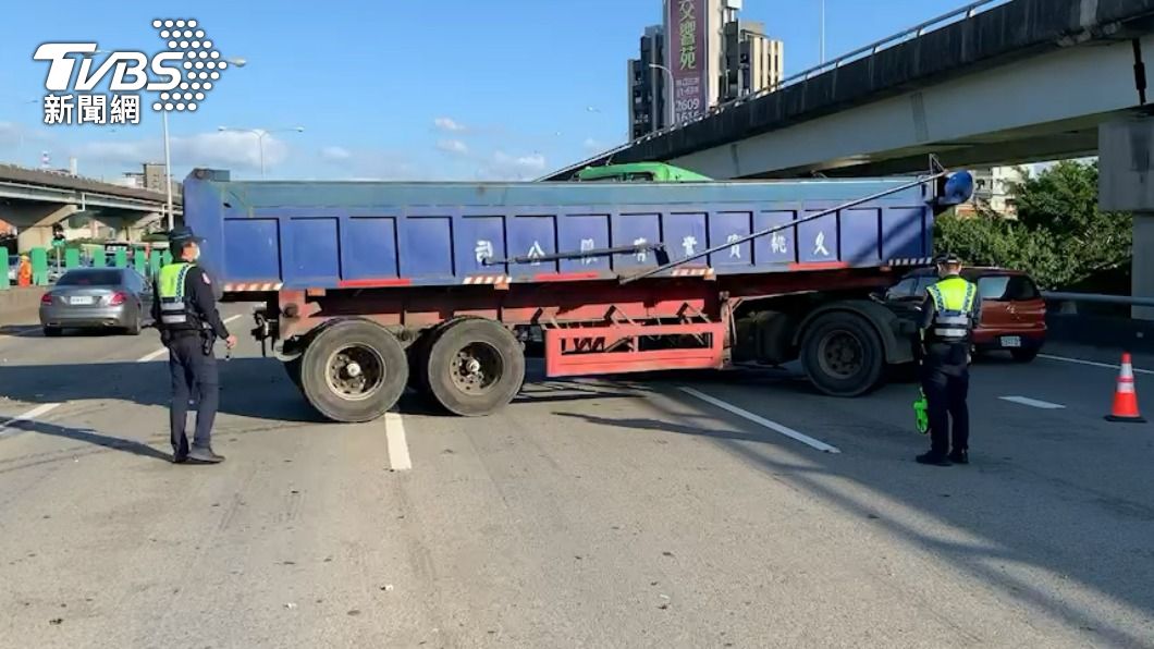 聯結車斷頭卡在國道上。(圖/TVBS)